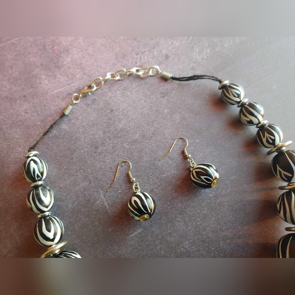 RARE/Vintage 80's Zebra wooden beaded necklace & earring set. - Picture 13 of 17